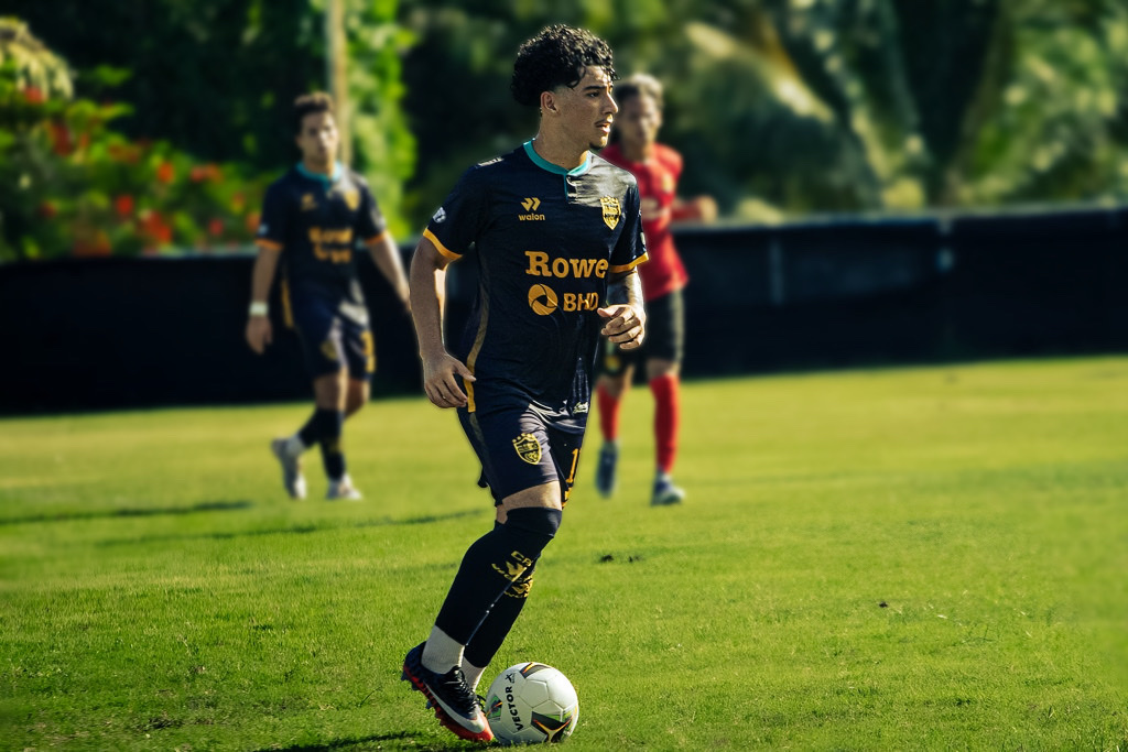 Nathanael Vasiliadis dribbling in Club Atlético Pantoja kit